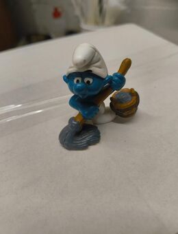 Schlumpf mit Wischmop und Eimer - Hemsbach