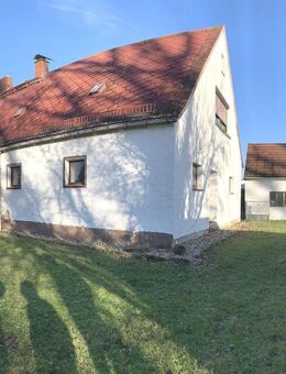 Zu sanierendes Landhaus mit Garagen - Ostrau