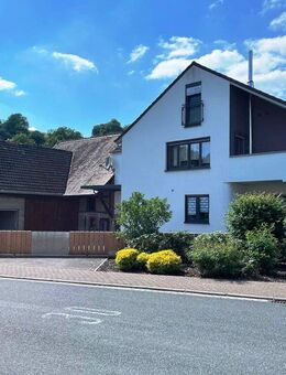 Modernes und großzügiges Zweifamilienhaus mit Scheunen, Hof und wunderbarem Grundstück - Leidersbach