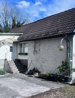 AIGNER - Ruheoase in Lochhausen: Einfamilienhaus mit Potential auf großzügigem Grundstück - München