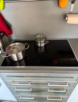 Küche mit Steinplatte, breitem Cerankochfeld, Sitzbank und Tisch, Gefriehr- Kühl- Schrank für Ausbauer abzugeben - München Untergiesing-Harlaching
