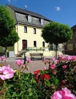 Großzügiges, vermietetes Wohn- und Geschäftshaus in zentraler Lage von Auma zu verkaufen - Auma-Weidatal