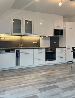 Moderne Dachgeschosswohnung mit Balkon, Aufzug und Garage - sofort bezugsfrei! - Borgholzhausen