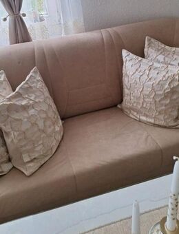 Sofas 3er,2er,einer mit 4kissen und eine Couttisch - Hamburg