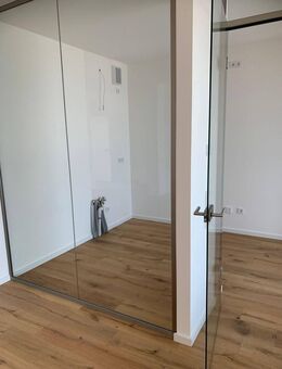 Blick auf Hafenbecken, Repräsentativ, Provisionsfrei, Neubau, Erstbezug, zwei letzten 4-Zimmer Wohnungen im 4.OG und 5. OG mit Loggia im Zollhafen - Mainz