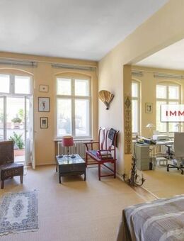 IMMOBERLIN.DE - Feine Altbauwohnung mit ruhigem Balkon! Wohnrecht für 85-jährige Eigentümerin - Berlin