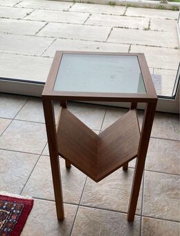 → Moderner Beistelltisch mit Glasplatte und Zeitungsablage - Überlingen Zentrum