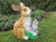 Dekofigur Hase mit Kind Gartrendeko Figur Ostern - Hergisdorf