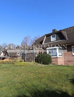 Junges Einfamilienhaus mit Carport und Teich in Hamburg-Sasel - Hamburg