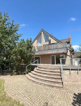 Troisdorf-Zentrum: Wohnen wie im Eigenheim! Großzügige 4-Zi. Wohnung mit Terrasse und großem Garten! - Troisdorf