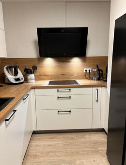 Moderne Einbauküche mit hochwertigen Geräten -komplett Paket- - Bietigheim