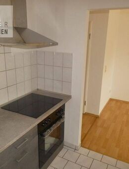 Zentral gelegene 2-Raumwohnung mit Süd-Balkon und neuer Küchenmöblierung, überdachter PKW-Stellplatz im Haus - Werdau