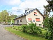Freistehendes 3-Parteienhaus mit Nebengebäuden (Stallungen, Remisen), 2. Bauparzelle + Weideland - Much