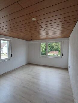 Helle 2,5-Zimmer-Wohnung mit Balkon und 2 Garagen in bester Lage von Ludwigsburg. - Ludwigsburg