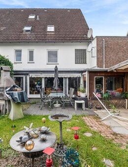 Solides Zweifamilienhaus mit Vollkeller in Ortsrandlage von Malente - Malente