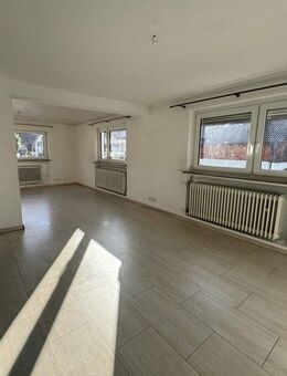 Schöne und helle 4,5 Zi. Wohnung mit überdachtem Balkon sofort verfügbar - Mühlhausen (Täle)