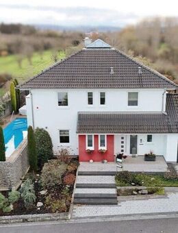 Exklusives Traumhaus mit Pool und luxuriöser Ausstattung in ruhiger Feldrandlage - Großkarlbach