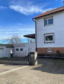 Zweifamilienhaus (Doppelhaushälfte) mit 2 Garagen - Gosheim