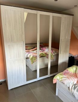 Großer Kleiderschrank in weiß-brauner Holzoptik - Langwedel (Niedersachsen)
