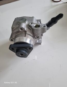 Ein VW Originale Servolenkung Pumpe für VW T 5 und Multivan ( neu ) - Wedel