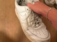 M23 verkauft seine Nike Airforce 1 - Hamburg Altstadt