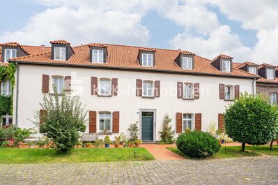 Top-Wohnung in historischer Anlage mit unverbaubarem Rheinblick!