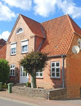 Wohnen und Arbeiten: Stilvolles Bürgerhaus auf großem Grundstück in Burg/Dithmarschen, Nähe NO-Kanal - Burg (Dithmarschen)