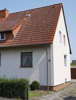 * Doppelhaushälfte mit großem Grundstück am Stadtrand von Lehrte * - teilsaniertes Objekt mit Garage - Lehrte