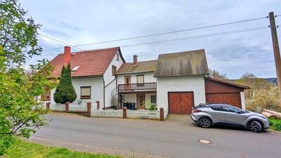 Einfamilienhaus mit Blick auf die umliegenden Gewässer.