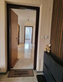 Sehr gepflegte 3-Zimmer Wohnung mit Balkon, Einbauküche und PKW Stellplatz - Asperg