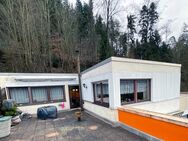 Wohnen wie in einem Haus! 3,5 Zi-Penthouse mit eigenem Eingang, 50m² Terrasse, kleiner Garten. - Bad Liebenzell