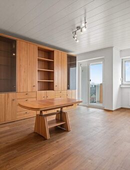 Hoch hinaus! Gepflegte-2,5-Zimmer-Wohnung in ruhiger Lage mit Aufzug, Balkon und tollem Ausblick - Biberach (Riß)