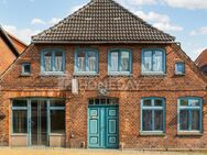Schönes Investment: ehrwürdiges MFH mit 3 WE und 1x Gewerbe | Garage + Garten | In Altbau-Ensemble - Schönberg (Mecklenburg-Vorpommern)