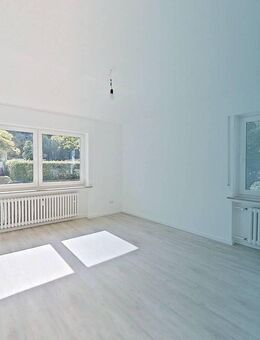 ERSTBEZUG NACH SANIERUNG: Lichtdurchflutete 3-Zimmer-Erdgeschosswohnung mit Balkon - Bückeburg