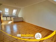 Zweigeschoßiges Reihenhaus mit großer 3-Raumwohnung, Einbauküche und Gartenanteil + Garage im Haus - Dippoldiswalde