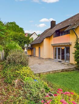Hanglage trifft Zentrumsnähe: Großzügiges Wohnhaus mit Einliegerwohnung und viel Entfaltungsfläche - Wilhermsdorf