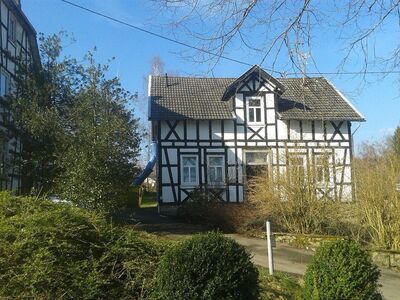 Westerwald: Charmanter Fachwerk-Hof mit freistehendem Haus, Scheune, Stall, Eckhaus und Weidefläche