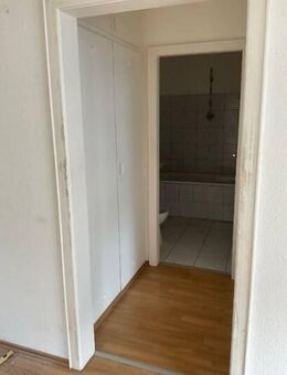 Helle 2-Zimmer-Erdgeschosswohnung mit Bodenbelag und Balkon - ab 01.09.25 verfügbar - Monheim (Rhein)
