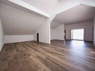 Helle, moderne 3-Zimmer Dachgeschoss Wohnung mit großzügiger Loggia und 2 Stellpl. bei Traunwalchen - Traunreut