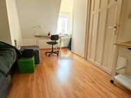 KLEINES NEST ÜBER DEN DÄCHERN VON ALTONA - Hamburg