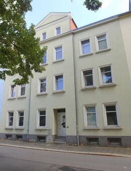 Ab Mitte Sept. 2025: Kleine 3-Zimmer-Wohnung mit Laminatboden und hochwertiger Einbauküche - Riesa