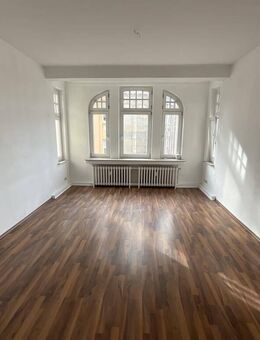 Gemütliche Altbauwohnung in der Hafenstraße mit neuem Laminat und großem Badezimmer - Bremerhaven
