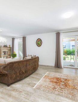 Neuwertige Doppelhaushälfte in Oberschneiding - Baujahr 2019, energieeffizient nach KfW - Oberschneiding