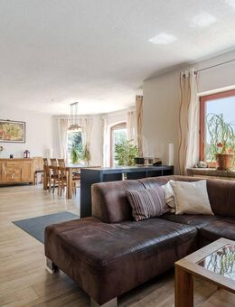 Familienfreundliches Einfamilienhaus in Feldrandlage mit schönem Garten und großer Garage - Schöffengrund