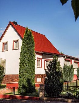 HORN IMMOBILIEN++ Burg Stargard, Einfamilienhaus mit Garage und geschlossener Veranda, Randlage - Burg Stargard
