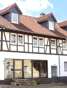 Eigentumswohnung mit Ladengeschäft (451 m² vermietbare Gesamtfläche / 97 m² Wfl.) - Altenstadt (Hessen)
