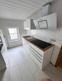 ==Charmante 3-Zimmer-Dachgeschosswohnung mit Einbauküche NEU & Fernblick über Gera== - Gera