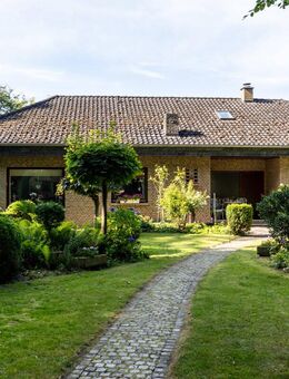 *** MASSIV BUNGALOW mit WALMDACH auf RIESEN GRUNDSTÜCK mit kleinem WALDSTÜCK *** - Ganderkesee