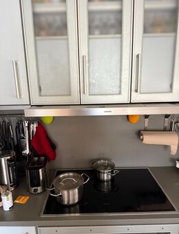 Küche mit Steinplatte, breitem Cerankochfeld, Sitzbank und Tisch, Gefriehr- Kühl- Schrank für Ausbauer abzugeben - München Untergiesing-Harlaching