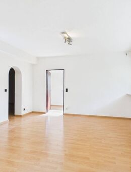 Attraktive Souterrainwohnung mit zwei Schlafzimmern, Wohnbereich und Garagenstellplatz - Saarbrücken